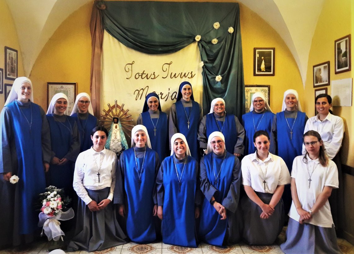 Consagración a la Virgen - Novicias del Noviciado "Madonna di Loreto"